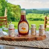 Forever Bee Honey et autres produits de la ruche sur une table en extérieur